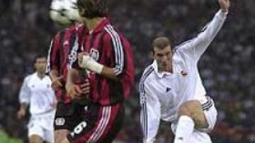 <b>NOVENA.</B> Zidane entró en la historia del Real Madrid con el gol que dio al club la novena Copa de Europa.