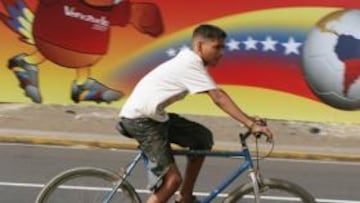 <b>PRESIDENTE. </b>Un ciclista pasa ante la figura de Hugo Chávez en un mural de Maracaibo.