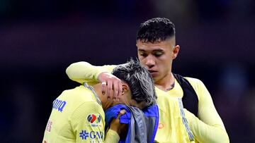 America's Chilean midfielder Diego Valdes (L) and Mexican defender Emilio Lara (R) react after their defeat during the Mexican Clausura tournament semifinal secong leg football match between America and Guadalajara at Azteca stadium in Mexico City, on May 21, 2023. (Photo by CLAUDIO CRUZ / AFP)