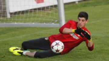 Courtois, en el entrenamiento del domingo con balones Champions. Podrá jugar en Oporto.
