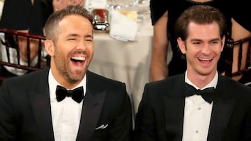 Ryan Reynolds y Andrew Garfield en los Globos de Oro de 2017.