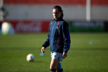 A sus 19 años, Eva Navarro es otra de las jóvenes promesas españolas. La atacante murciana cuenta con una calidad desorbitada a la hora de generar peligro para su equipo. Y, así lo ha demostrado en las últimas temporadas con el Levante y tras su exitosa trayectoria por las categorías inferiores. En su palmarés cuenta con un Europeo y un Mundial Sub-17. Subcampeona del mundo con la Sub-20 el pasado verano en Francia, la perla murciana cuenta con una gran proyección, que le han llevado a estar en la órbita de grandes clubes como el PSG o el Real Madrid. 