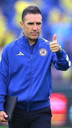 Vicente Sanchez head coach of Cruz Azul during the Semi-Final second leg match between America and Cruz Azul as part of the Liga BBVA MX, Torneo Clausura 2025 at Ciudad de los Deportes Stadium on May 18, 2025 in Mexico City, Mexico.