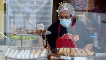A pesar de que las restricciones impuestas por la pandemia se retirarán el 15 de junio, los empleados tendrán que seguir usando mascarilla en sus sitios de trabajo.