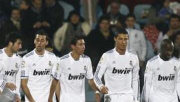 <b>A LA CAZA DEL LÍDER. </b>Así celebra ahora el Madrid de Mourinho sus goles. En bloque y mostrando una unidad que pondrá en jaque al Barça, que sufrirá hasta el final.