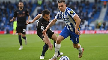 BRIGHTON, ENGLAND - MAY 18: Leandro Trossard of Brighton and Hove Albion runs with the ball whilst under pressure from Eric Garcia of Manchester City during the Premier League match between Brighton &amp; Hove Albion and Manchester City at American Expres