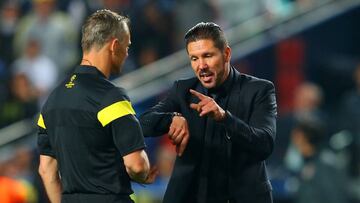 Simeone reclama a Kuipers. 