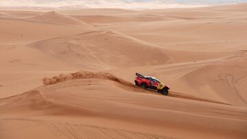 Riyadh (Saudi Arabia), 10/01/2023.- French driver Sebastien Loeb and Belgain co-driver Fabian Lurquin drive their Prodrive Hunter for Bahrain Raid Xtreme team during the 9th stage of the Dakar Rally 2023 from Riyadh to Haradh, Saudi Arabia, 10 January 2023. (Bahrein, Arabia Saudita) EFE/EPA/Leon Jansen