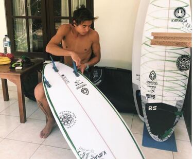 Bicampeón universitario de surf en Brasil y tres veces campeón de Sao Paulo perdió la vida a los 23 años tras ahogarse mientras hacía pesca submarina junto a su padre y hermano en un área cercana a la playa Toque Toque de la ciudad de Sao Sebastiao. Realizaron una inmersión y cuando subieron a la superficie se percataron de que faltaba Tanaka al que encontraron en estado grave a 15 metros de profundidad. Los equipos sanitarios consiguieron reanimarle en la orilla, pero murió de camino al hospital.