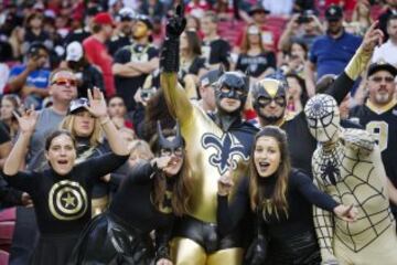 La Liga de la Justicia de los Saints acudió a ver a su equipo en San Francisco. Fueron todos en el Batmóvil menos Spider-Man, que como es de otra compañía le marginan y tuvo que ir detrás sujeto con una telaraña.