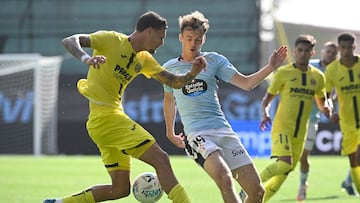 Williot Swedberg intenta regatear a Rafa Marín durante el partido disputado contra el Villarreal en Balaídos.