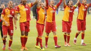 Los futbolistas del Galatasaray celebraron su triunfo ante el Schalke (2-3).