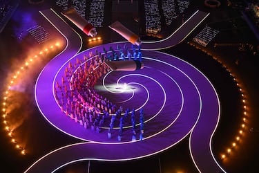 Bailarines actúan en la ceremonia inaugural de los Juegos Olímpicos de Invierno Milán-Cortina en el Estadio San Siro.