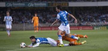 Markel Bergara, de forma accidental, clava un taco a Bale en su rodilla derecha.