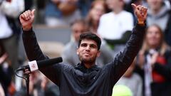 Tennis - French Open - Roland Garros, Paris, France - June 2, 2024 Spain's Carlos Alcaraz gives a speech after winning his fourth round match against Canada's Felix Auger-Aliassime REUTERS/Yves Herman