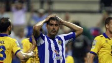 <b>TODO POR DECIDIR. </b>David Aganzo lamenta la última ocasión que tuvo el Hércules para ganar. Oriol Riera le quitó el balón al madrileño en el descuento.