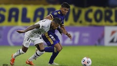 BUENOS AIRES, ARGENTINA - APRIL 27: Marinho of Santos fights for the ball with Cristian Medina of Boca Juniors during a match between Boca Juniors and Santos as part of Group C of Copa CONMEBOL Libertadores 2021 at Estadio Alberto J. Armando on April 27, 2021 in Buenos Aires, Argentina. (Photo by Juan Ignacio Roncoroni - Pool/Getty Images)