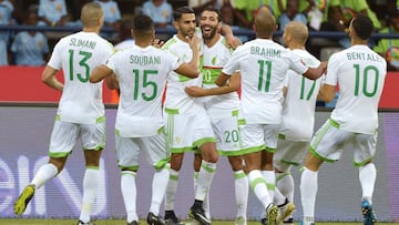 Algeria&#039;s forward Riyad Mahrez (back C) celebrates with teammates after scoring a goal during the 2017 Africa Cup of Nations group B football match between Algeria and Zimbabwe in Franceville on January 15, 2017. / AFP PHOTO / KHALED DESOUKI