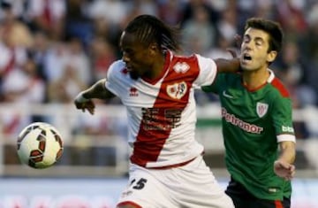 El defensa senegalés del Rayo Vallecano Abdoulaye Ba disputa un balón con el centrocampista Markel Susaeta, durante el partido correspondiente a la quinta jornada de Liga de Primera División que disputan en el estadio de Vallecas.