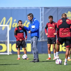 Descenso consumado, nuevo entrenador y nueva plantilla