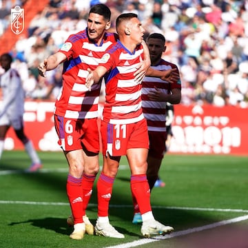 Bodiger felicita a Uzuni tras el 0-1.