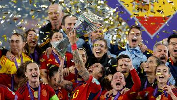 SEVILLA, 28/02/2024.- La centrocampista de la selección española, Jenni Hermoso (c), levanta el trofeo durante la celebración por el triunfo ante Francia en la final de la Liga de Naciones Femenina, este miércoles en el Estadio de La Cartuja en Sevilla. EFE/Julio Muñoz
