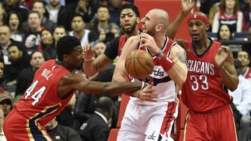 MNT13. Washington (United States), 05/02/2017.- Washington Wizards center Marcin Gortat (C) has the ball stripped as he is surrounded by New Orleans Pelicans defenders Solomon Hill (L), Dante Cunningham (R) and Anthony Davis (C-L) in the first half of the NBA basketball game between the Washington Wizards and the New Orleans Pelicans at Verizon Center, Washington, DC, USA, 04 February 2017. (Baloncesto, Nueva Orleáns, Estados Unidos) EFE/EPA/MIKE THEILER