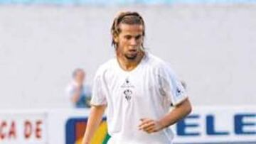 <b>ÚLTIMO REFUERZO. </b>David Sánchez, en posesión del balón, durante un partid o de la pasada campaña.