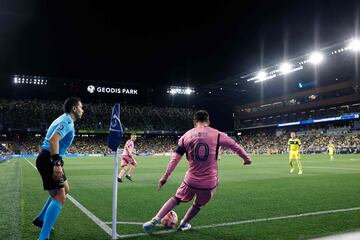 NASHVILLE, TENNESSEE - MARCH 07: Lionel Messi #10 of Inter Miami CF plays a corner kick against Nashville SC during the second half of the Concacaf Champions Cup Leg One Round of 16 match at GEODIS Park on March 07, 2024 in Nashville, Tennessee.   Johnnie Izquierdo/Getty Images/AFP (Photo by Johnnie Izquierdo / GETTY IMAGES NORTH AMERICA / Getty Images via AFP)