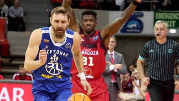 GRAF2738. Zaragoza, 15/01/2020- El base del Neptunas, Delvidas Gallius (i), persigue el balón ante el jugador canadiense de Casademont Zaragoza, Dylan Ennis, durante el encuentro correspondiente a la fase regular de Liga de Campeones disputado hoy en el Pabellón Príncipe Felipe de Zaragoza. EFE/ Javier Cebollada.