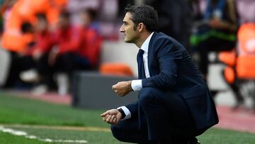 Barcelona's Spanish coach Ernesto Valverde reacts during the Spanish league football match FC Barcelona vs UD Las Palmas played behind closed doors at the Camp Nou stadium in Barcelona on October 1, 2017. / AFP PHOTO / JOSE JORDAN