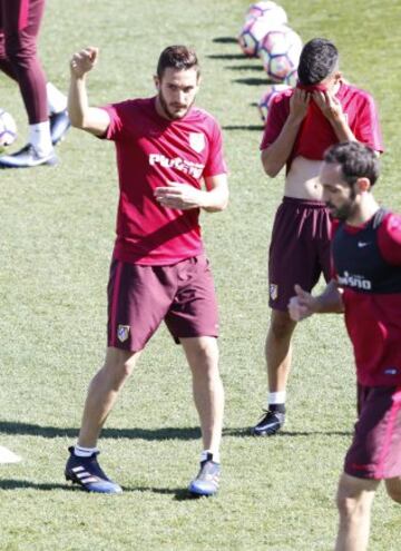 En el entrenamiento pudieron verse las novedades que presentará la lista del Atlético de cara al encuentro ante el Granada.
