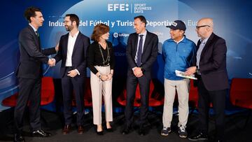 GRAFCAV7853. BILBAO, 08/05/2023.-Los participantes del Foro EFE Sport Business, Xabier Otxandiano concejal de desarrollo económico y empleo, Jaime Blanco adjunto presidencia Laliga, la presidenta del Eibar, Amaya Gorostiza, el director general del Athletic Jon Berasategi, el entrenador del golf Eduardo Celles y el director de deportes de la agencia EFE y moderador del debate Luis Villarejo (i a d) al inicio del encuero donde aborda distintos aspectos de la industria del fútbol y el turismo deportivo en Euskadi. EFE/Luis Tejido