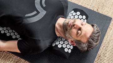 Adiós al dolor de espalda con la esterilla de acupresión que arrasa en Amazon entre los usuarios.