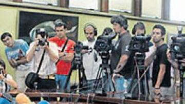 <b>GRAN EXPECTACIÓN EN EL CSD. </b>Alberto Contador, ganador del Tour, en el momento de leer su declaración ante un gran número de medios informativos.