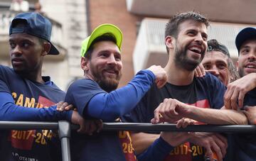 En la rúa junto a su amigo Piqué, jugaron juntos en el Barça en la categoría cadete. Celebrando el doblete de títulos nacionales.