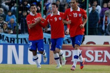 Chile se colocó en ventaja gracias a tantos de Angelo Henríquez (2') y Carlos Muñoz (10'). Sin embargo, Uruguay reaccionó rápidamente y dio vuelta el marcador, gracias a la notable actuación de Luis Suárez, que anotó en los 31',35' y 47'; mientras que Edinson Cavani se matriculó con doblete (39' y 71'). Abel Hernández puso el sexto (84'); y Sebastián Ubilla cerró la cuenta con los últimos descuentos nacionales (80' y 90').