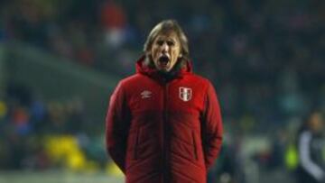 CA48. CONCEPCIÓN (CHILE), 03/07/2015.- El entrenador de Perú Ricardo Gareca da instrucciones a sus jugadores durante el partido Perú-Paraguay, por el tercer y cuarto puesto de la Copa América de Chile 2015, en el Estadio Municipal Alcaldesa Ester Roa Rebolledo de Concepción, Chile, hoy 3 de julio de 2015. EFE/Javier Valdés