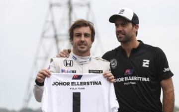 El piloto español de Formula 1 Fernando Alonso participa junto a Facundo Pieres, en un acto en en el Owners Club de Buenos Aires (Argentina). Alonso participó en un desafío inédito: correr en un Bugatti contra Pieres, uno de los mejores polistas del mundo, que corrió montado sobre su caballo.















