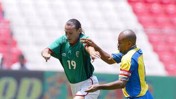 SELECCION MEXICANA
MEXSPORT DIGITAL IMAGE
12 May 2002: Action photo of Gabriel Caballero of Mexico (L) under the pressure of a colombian defender, during the farewell game prior to the World Cup 2002. Mexico won 2-1./Foto de accion de Gabriel Caballero de Mexico (I) bajo la presion de un defensa colombiano, durante el juego de despedida previo a la Copa del Mundo 2002. Mexico gano 2-1.MEXSPORT/OMAR MARTINEZ