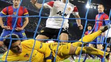 <b>EN EL CAMPO.</b> El portero del Basilea, Sommer, ante Evans, del United, en el partido disputado en Basilea en la Champions.