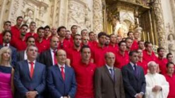 <b>OFRENDA A LA PATRONA. </b>El Sevilla cumplió con la tradición y visió la Capilla de la Virgen de los Reyes.