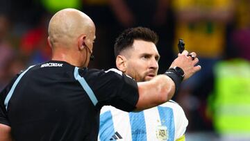 Marciniak, con Messi en el Argentina-Australia.