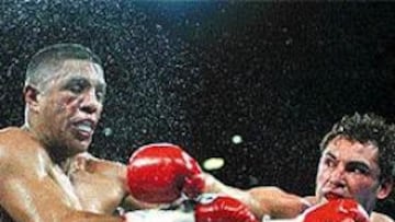 <b>IMPLACABLE.</B> Óscar de la Hoya propinó una tremenda paliza a Fernando Vargas en Las Vegas.