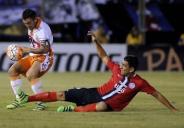 ASU03. ASUNCIÓN (PARAGUAY), 25/02/2016.- El jugador de Cerro Porteño de Paraguay Junior Alonso (d) disputa el balón con Johan Fuentes (i) de Cobresal de Chile hoy, jueves 25 de febrero de 2016, durante un partido del grupo 8 de la Copa Libertadores disputado en el Estadio Defensores Del Chaco en Aunción (Paraguay). EFE/Andrés Cristaldo Benítez