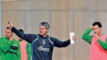 <b>EXIGENTE. </b>David Amaral espera que sus jugadores den el máximo este domingo en Irún para buscar la primera victoria de la temporada.