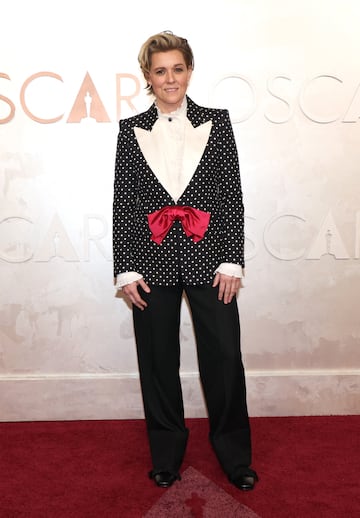 Brandi Carlile posa en la alfombra roja del Dolby Theatre.