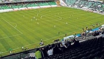 <b>EN LA CALLE O EN CASA. </b>Imagen del Ruiz de Lopera en el Betis-Las Palmas del pasado domingo cuando el partido ya había empezado.
