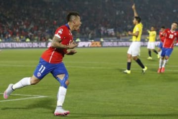 El debut en la Copa América fue ante Ecuador. Chiel ganó por 1-0 con goles de Arturo Vidal y Eduardo Vargas. 