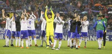 Los jugadores del Real Zaragoza agradecen el apoyo de la afición al finalizar el derbi.